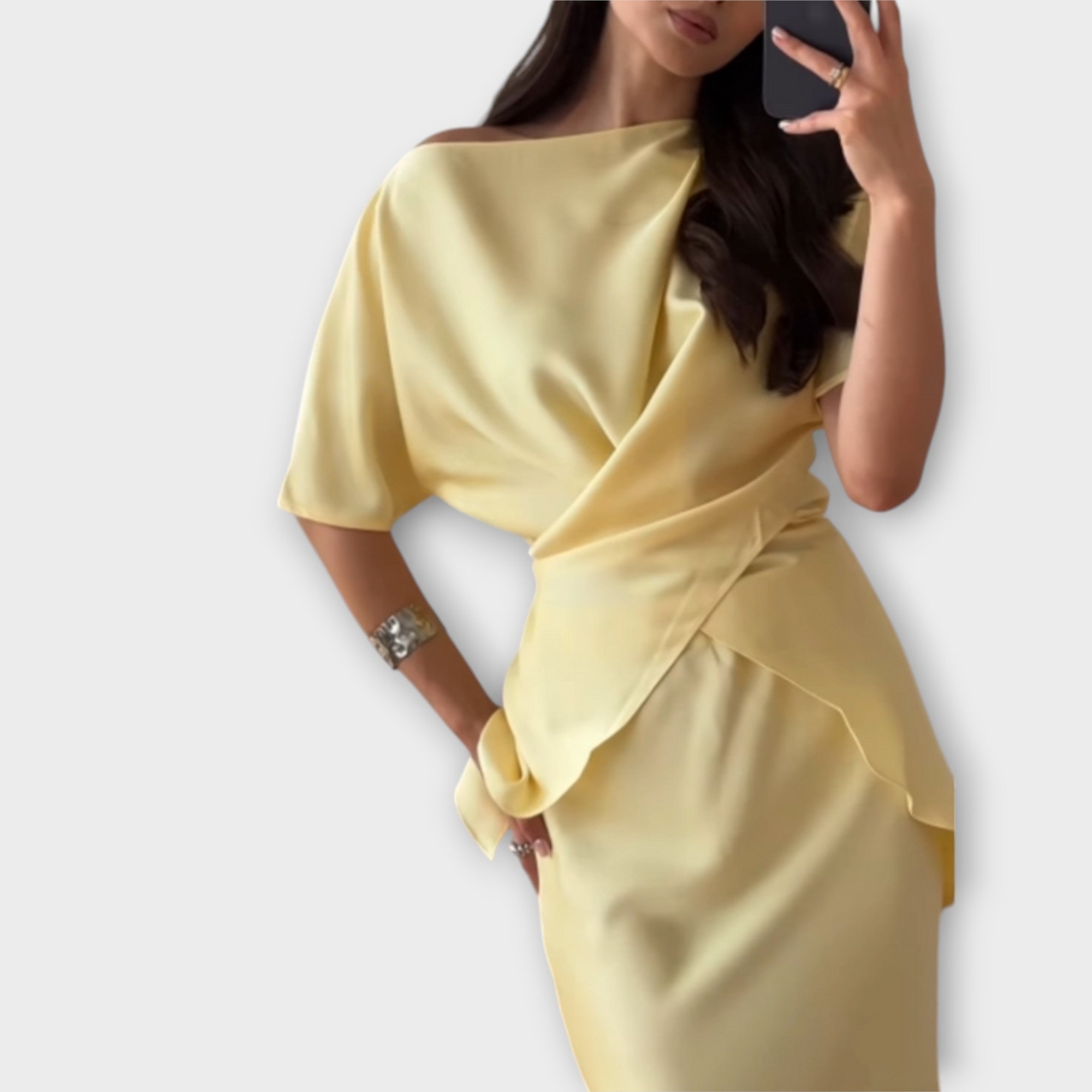 Gelbes Off-Shoulder-Top mit Knotenfront und Rock, Wickeloptik, kurze Ärmel