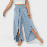 Damenhose in Hellblau mit elastischem Bund, weitem Bein und seitlichem Schlitz