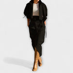 Schwarze Midi-Jacke mit Gürtel, Knöpfen und Taschen, seitlicher Schlitz
