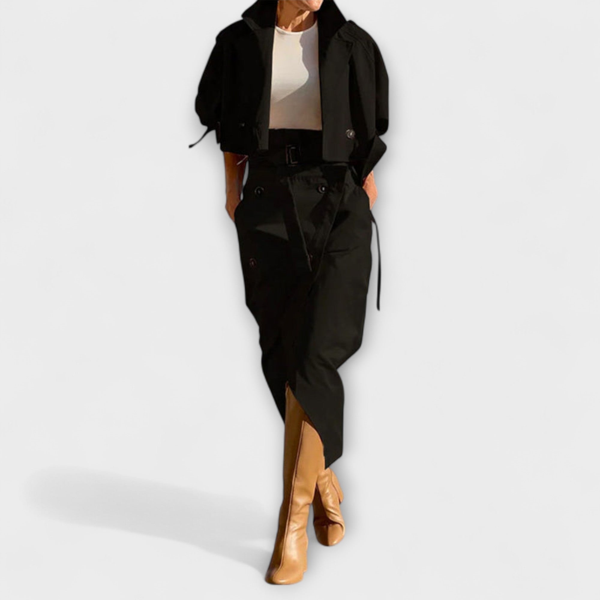 Schwarze Midi-Jacke mit Gürtel, Knöpfen und Taschen, seitlicher Schlitz