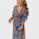 Elegantes Kleid mit langen Ärmeln, blau mit goldfarbenem Print und V-Ausschnitt