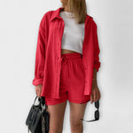 Zweiteiliges Set in Rot: Overshirt mit Shorts, Kordelzugbund und Knopfleiste vorne