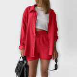 Zweiteiliges Set in Rot: Overshirt mit Shorts, Kordelzugbund und Knopfleiste vorne