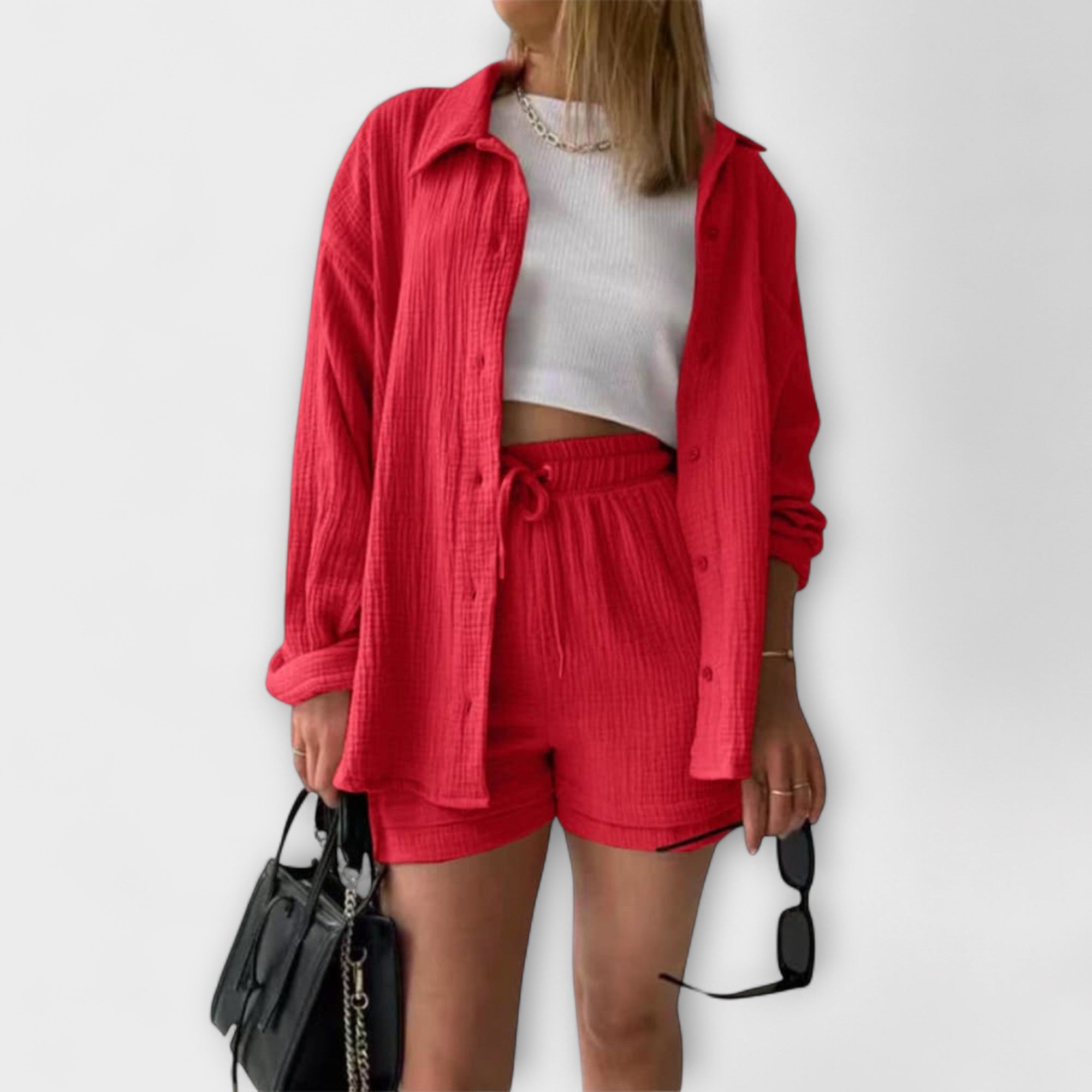 Zweiteiliges Set in Rot: Overshirt mit Shorts, Kordelzugbund und Knopfleiste vorne