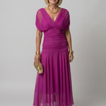 Off-Shoulder Midi-Kleid mit gerafftem V-Ausschnitt, magentafarben, schwingender Rock