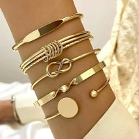 Elegantes Knotenarmband" could be rewritten as "Stilvolles Knotenarmband" or "Schickes Knotenarmband.