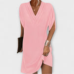 Rosa Shift-Kleid mit V-Ausschnitt, kurzen Ärmeln und seitlichem Schlitz
