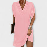 Rosa Shift-Kleid mit V-Ausschnitt, kurzen Ärmeln und seitlichem Schlitz