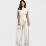 Cremefarbenes asymmetrisches 2-Teile-Set mit drapierten Schultern und weiter Hose