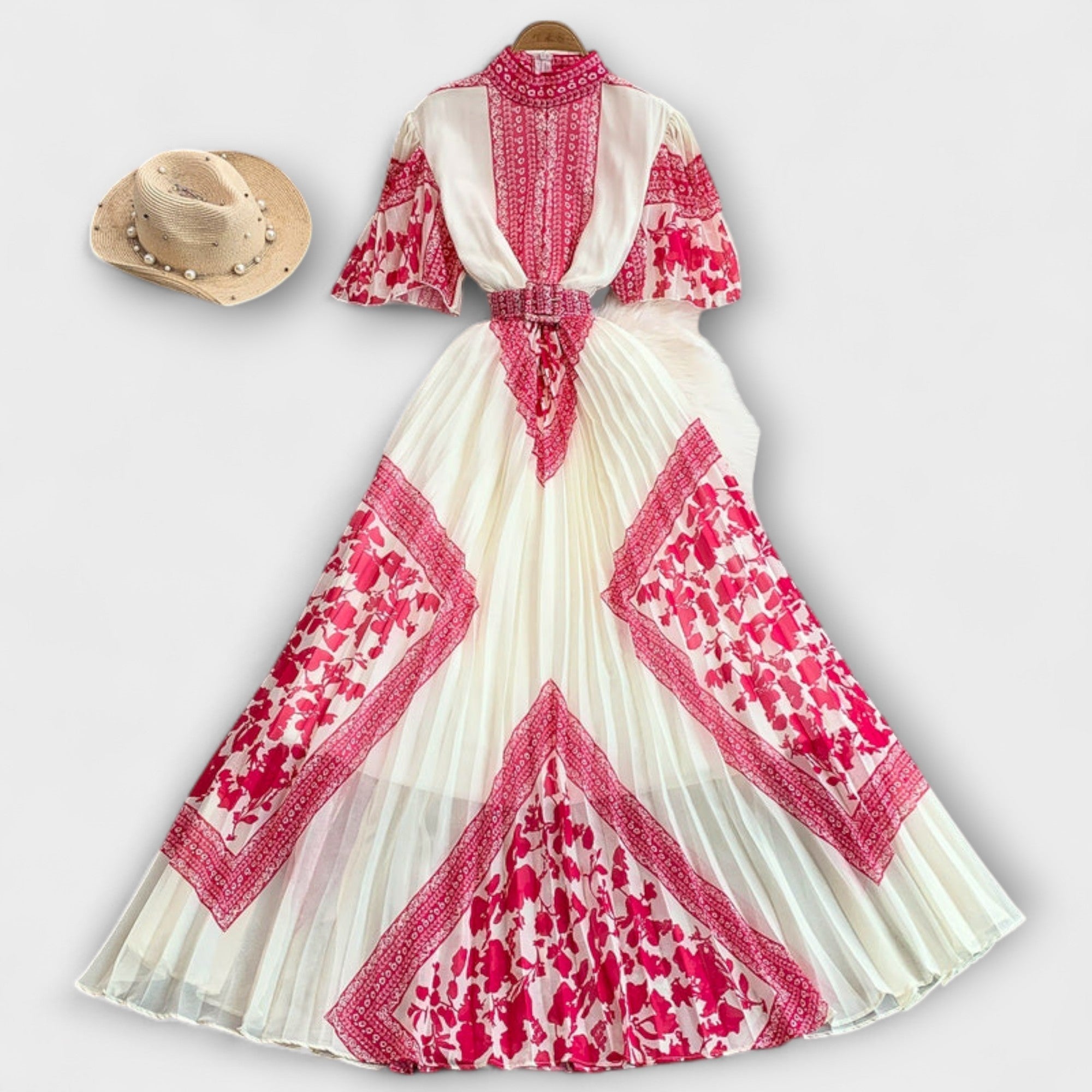 Delilah Vintage-inspiriertes Kleid, cremefarben mit pinkem Muster und Volants