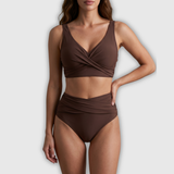 Braunes Sculpting-Bikini-Set mit gekreuztem Triangeloberteil und hohem Slip