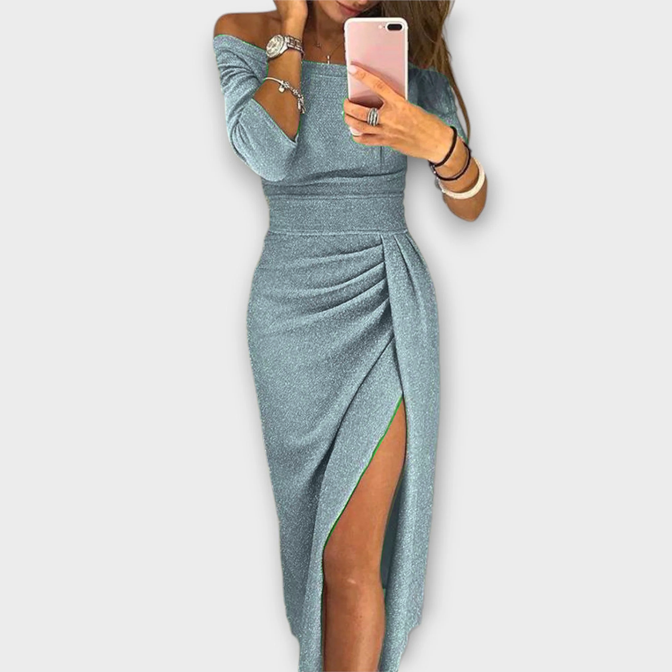Langärmliges Off-Shoulder Kleid, glitzerndes Petrolgrün, gerafft und mit Beinschlitz