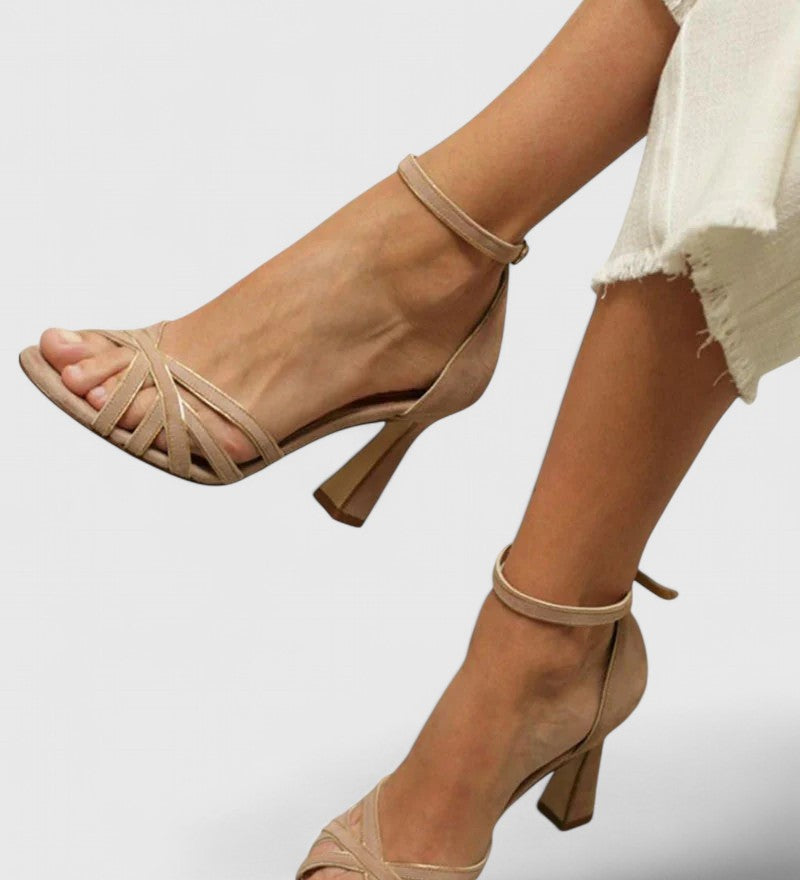 Braune Riemchensandalette mit Absatz, offener Zehenpartie und Knöchelriemen