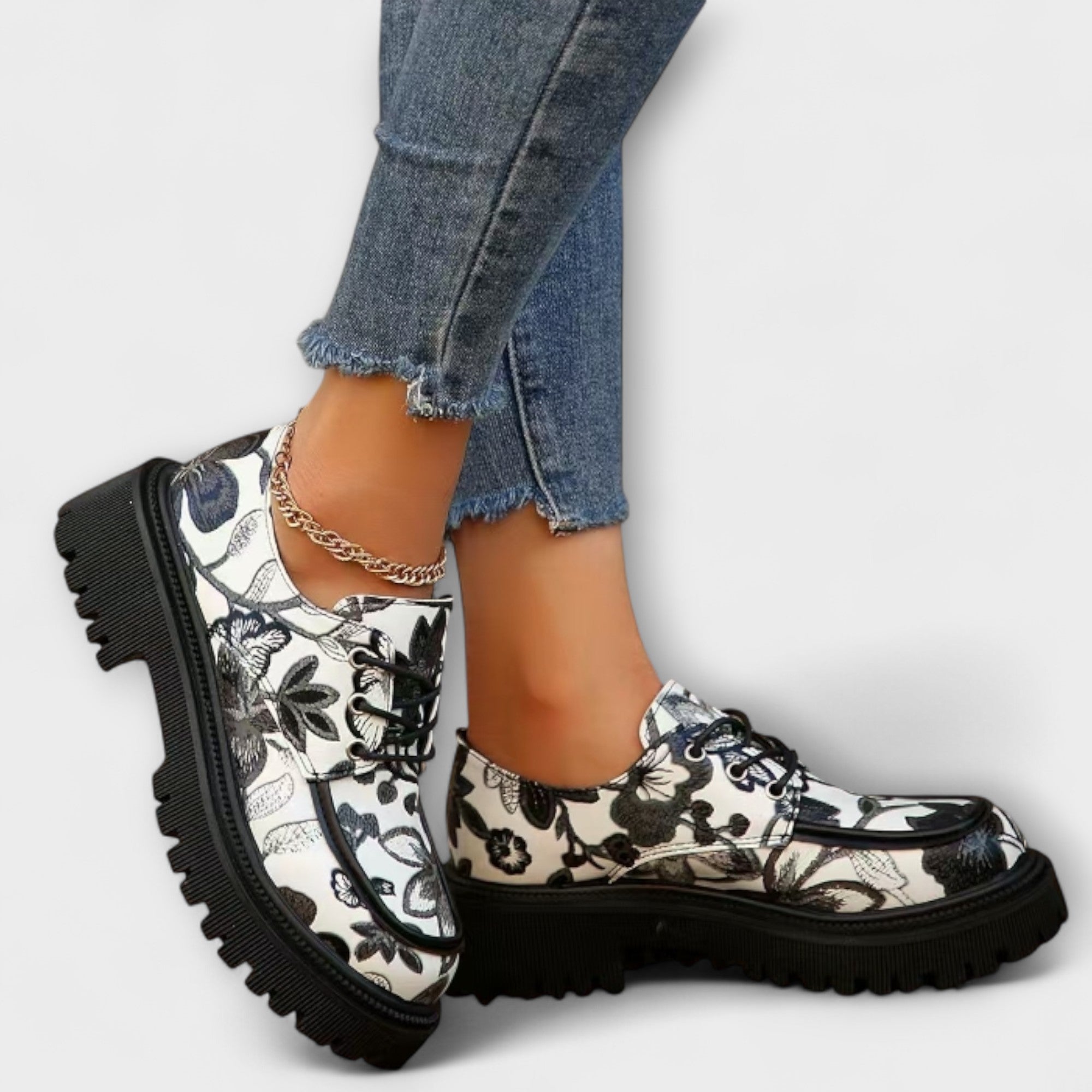 Retro-Mokassins mit floralen Muster, Kettenknöchelriemen, schwarzer Schnürung und Profilsohle