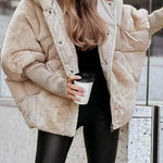Beige Winterjacke mit Kunstfellkragen, Steppung und Reißverschluss