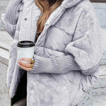 Hellgraue Winterjacke mit Kunstfellkragen, wattierter Steppung und gerippten Bündchen