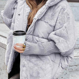 Hellgraue Winterjacke mit Kunstfellkragen, wattierter Steppung und gerippten Bündchen