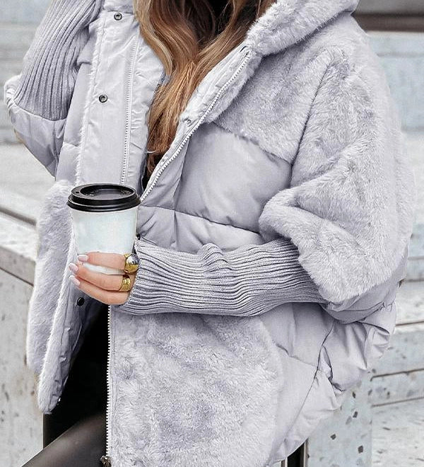 Hellgraue Winterjacke mit Kunstfellkragen, wattierter Steppung und gerippten Bündchen
