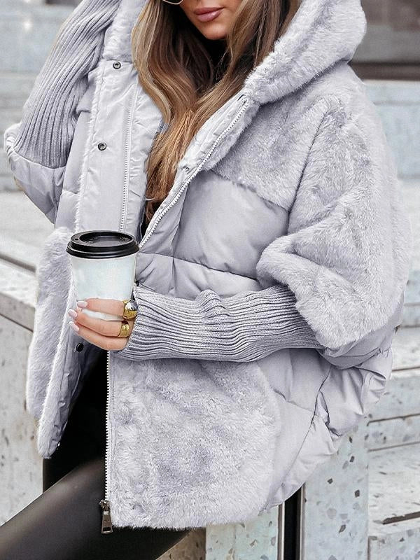 Hellgraue Winterjacke mit Kunstfellkragen, wattierter Steppung und gerippten Bündchen