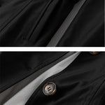 Schwarzer Windbreaker-Detail mit goldfarbener Knopfzier und Naht
