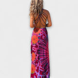 Rückenansicht: Maxikleid mit offenem Rücken und mehreren Trägern, Tie-Dye-Print in Pink und Blau