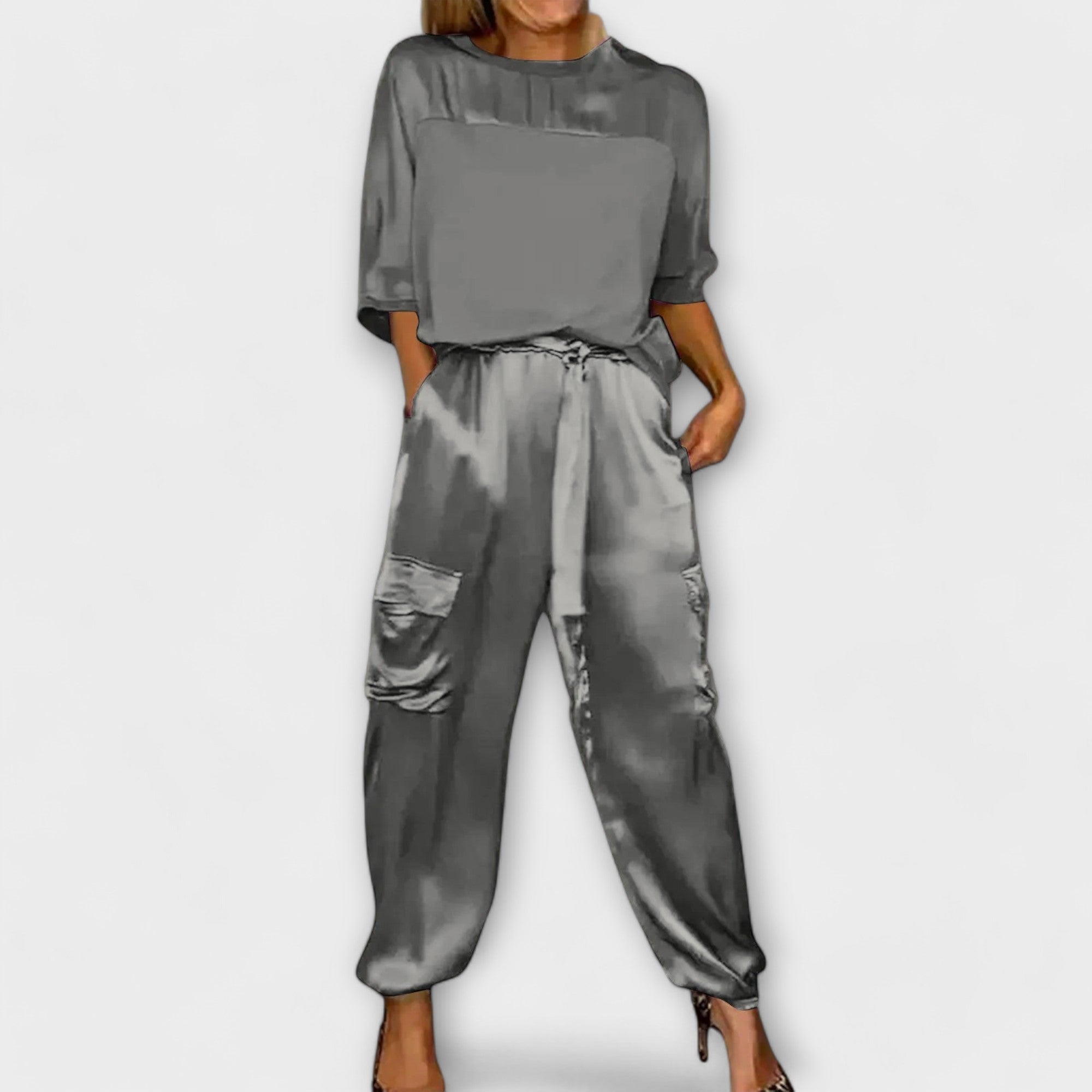 Zweiteiliges Set: graues Satin-Top und Jogginghose mit Bindegürtel, Taschen