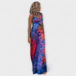 Bodenlanges Maxikleid mit dünnen Trägern und Tie-Dye-Print in Blau und Pink