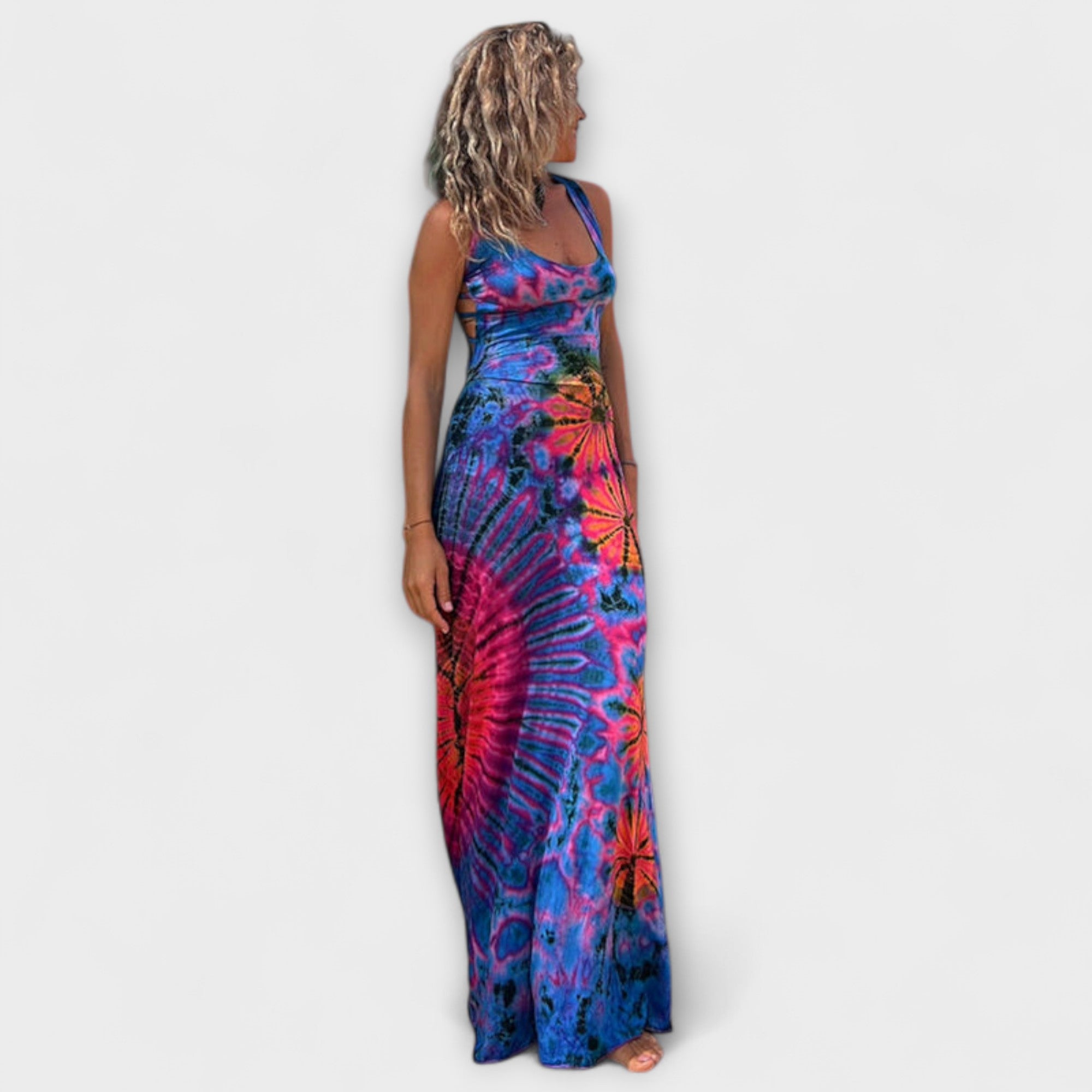 Bodenlanges Maxikleid mit dünnen Trägern und Tie-Dye-Print in Blau und Pink