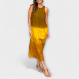 Elegantes Druckkleid, ärmellos, Rundhalsausschnitt, gelb-oranges Verlaufsmuster.