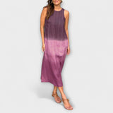 Elegantes Druckkleid, ärmellos, Rundhalsausschnitt, lila-pinkes Verlaufsmuster.