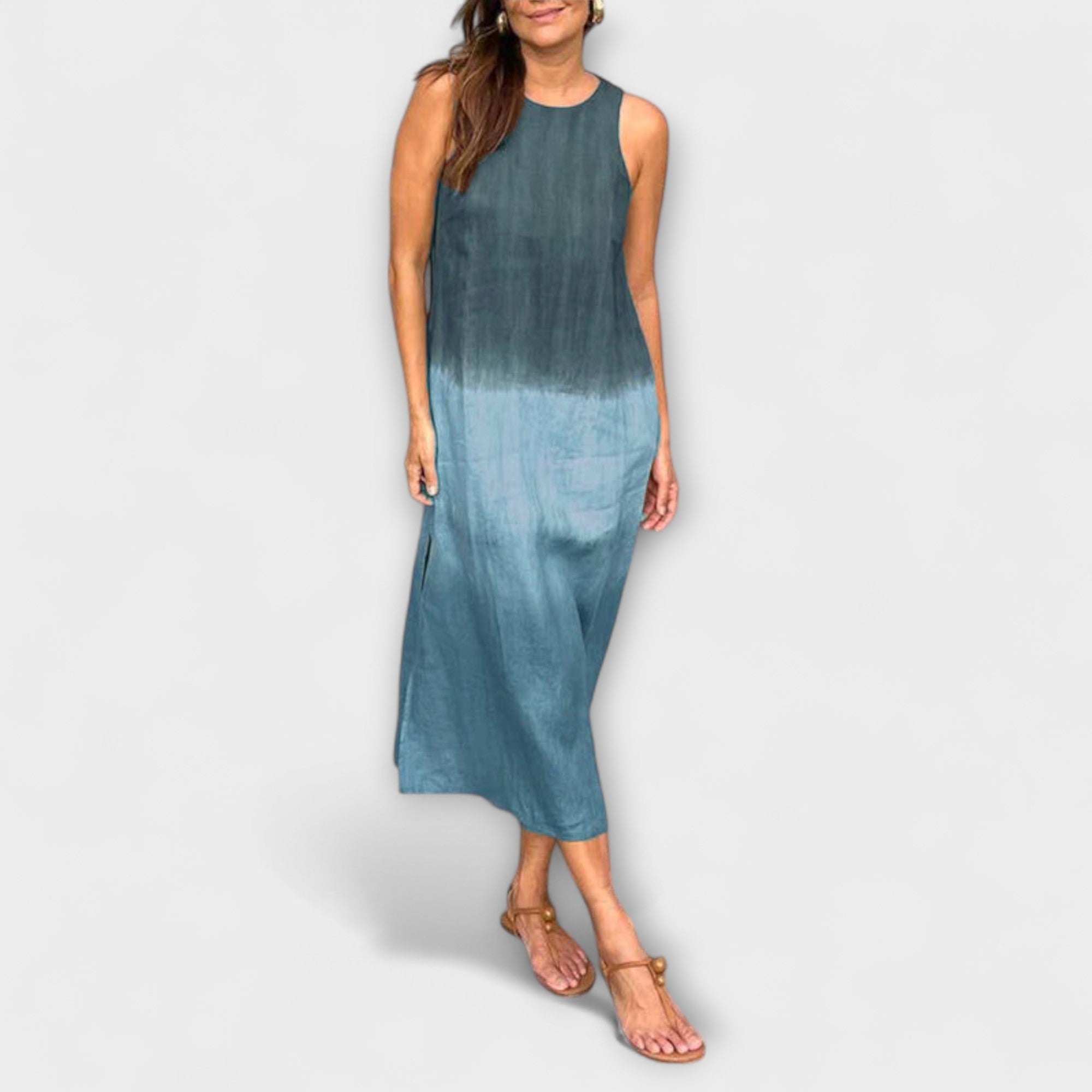Elegantes Druckkleid, ärmellos, Rundhalsausschnitt, blaues Verlaufsmuster.