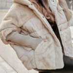 Beige Winterjacke mit Kunstfellkragen, wattierter Steppung und gerippten Ärmeln