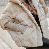 Beige Winterjacke mit Kunstfellkragen, wattierter Steppung und gerippten Ärmeln