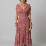 Off-Shoulder Midi-Kleid mit V-Ausschnitt, rosafarbenes Strukturmuster, kniefallender Rock