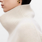 Weißer Rollkragenpullover mit hochgeschlossenem, geripptem Kragen