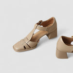 Scarlett T-Strap Blockabsätze in Beige mit Riemenkreuz und Blockabsatz