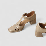 Scarlett T-Strap Blockabsätze in Beige mit Riemenkreuz und Blockabsatz