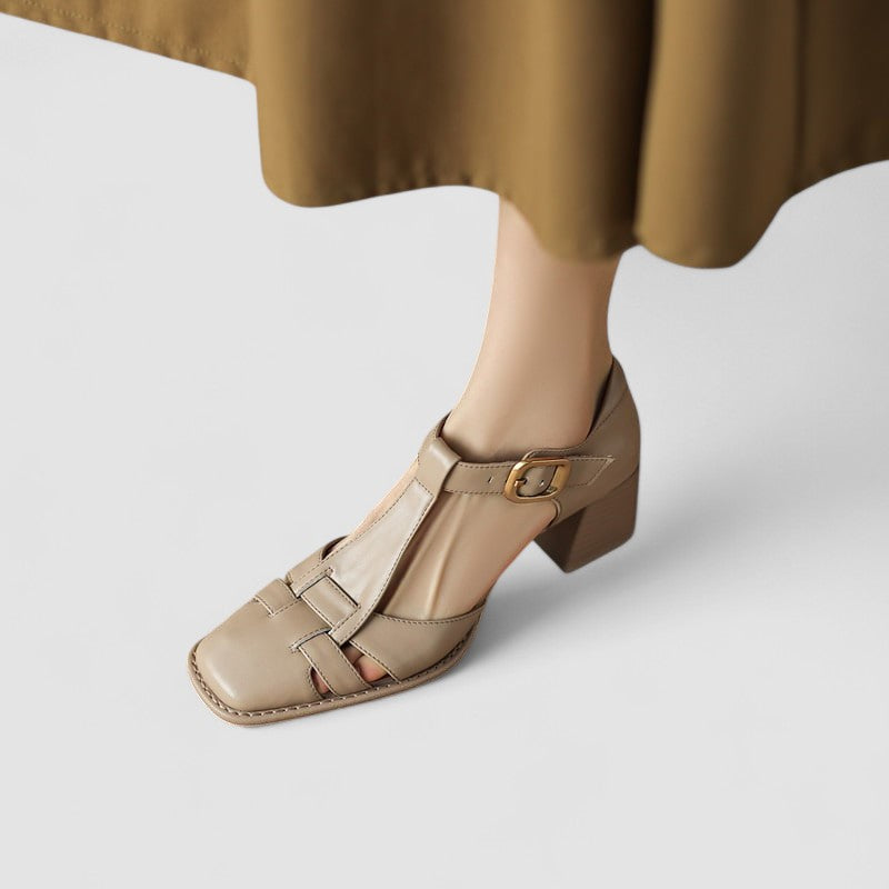 Scarlett T-Strap Blockabsätze in Beige mit breitem Riemen und Schnalle