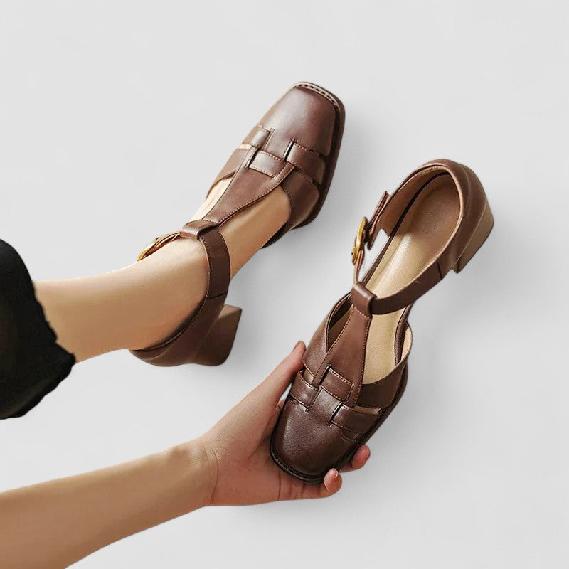 Scarlett T-Strap Blockabsätze in Dunkelbraun mit Riemen und goldener Schnalle
