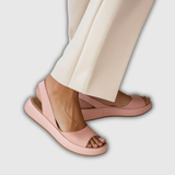 Rosa Keilsandalette mit offenem Zeh und breitem Riemen am Fuß
