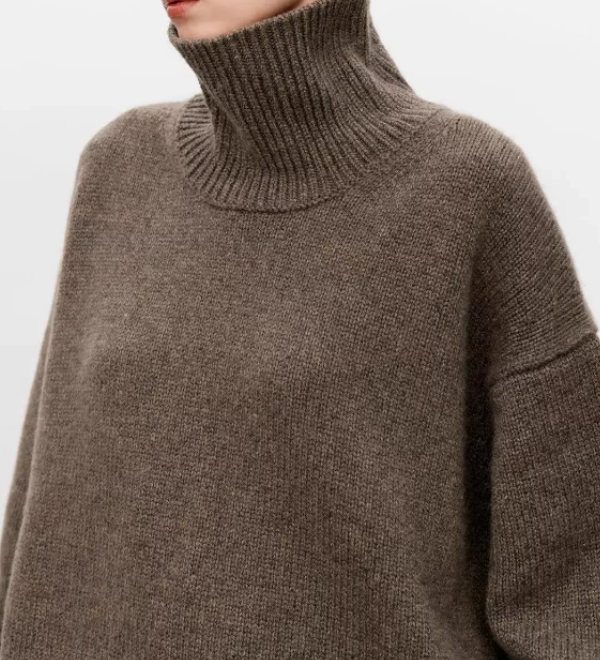 Brauner Rollkragen-Pullover mit grobem Strick und geripptem Kragen