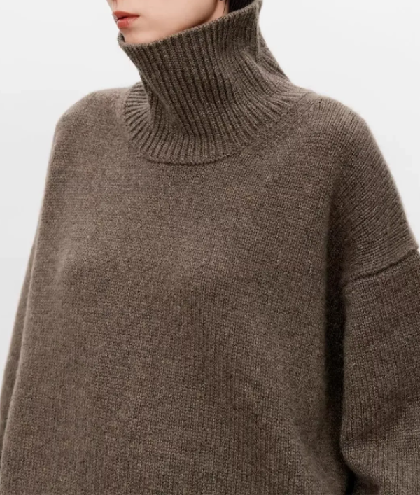 Brauner Rollkragen-Pullover mit grobem Strick und geripptem Kragen