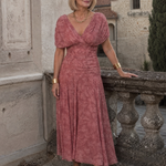 Off-Shoulder-Midikleid in Rosé, V-Ausschnitt, leicht geraffter Stoff und fließender Rock
