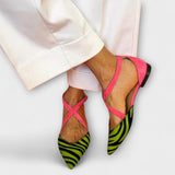 Band-Ballerinas mit grünem Zebrastreifen, rosa Fersenriemen und spitzer Spitze