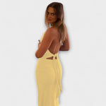 Gelbes rückenfreies Halterneck-Gala-Kleid, Rückansicht mit Schleifenband