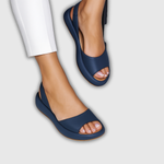 Dunkelblaue Slingback-Keilsandalette mit offenem Zeh und gepolstertem Plateau