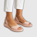 Rosa Slingback-Keilsandalette mit offenem Zeh und beigem Plateau