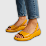 Gelbe Slingback-Keilsandalette mit offenem Zeh und goldfarbenem Plateau