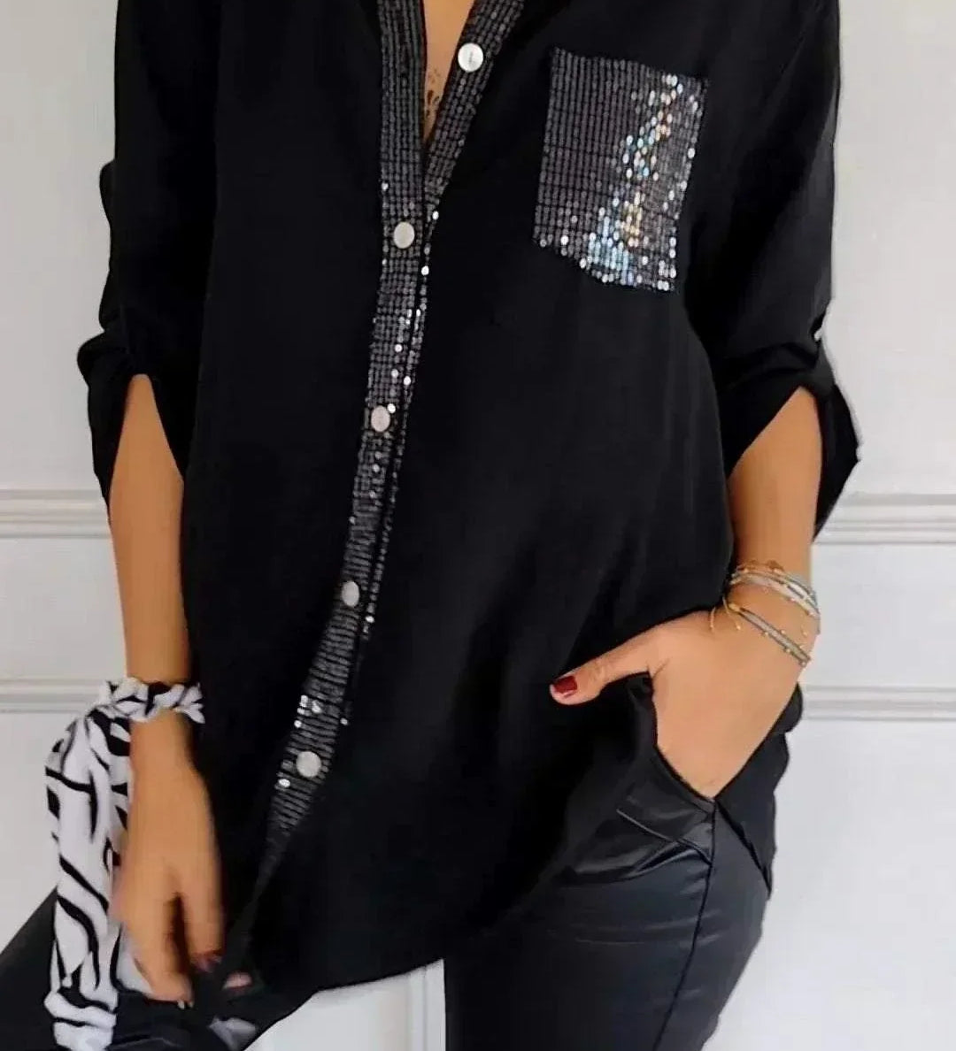 Schwarzes Damen-V-Ausschnitt-Shirt mit Knopfleiste und Pailletten-Brusttasche