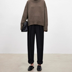 Brauner Rollkragenpullover mit hoher Strickkante und langen Ärmeln
